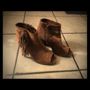Brown open toed heels with side fringe